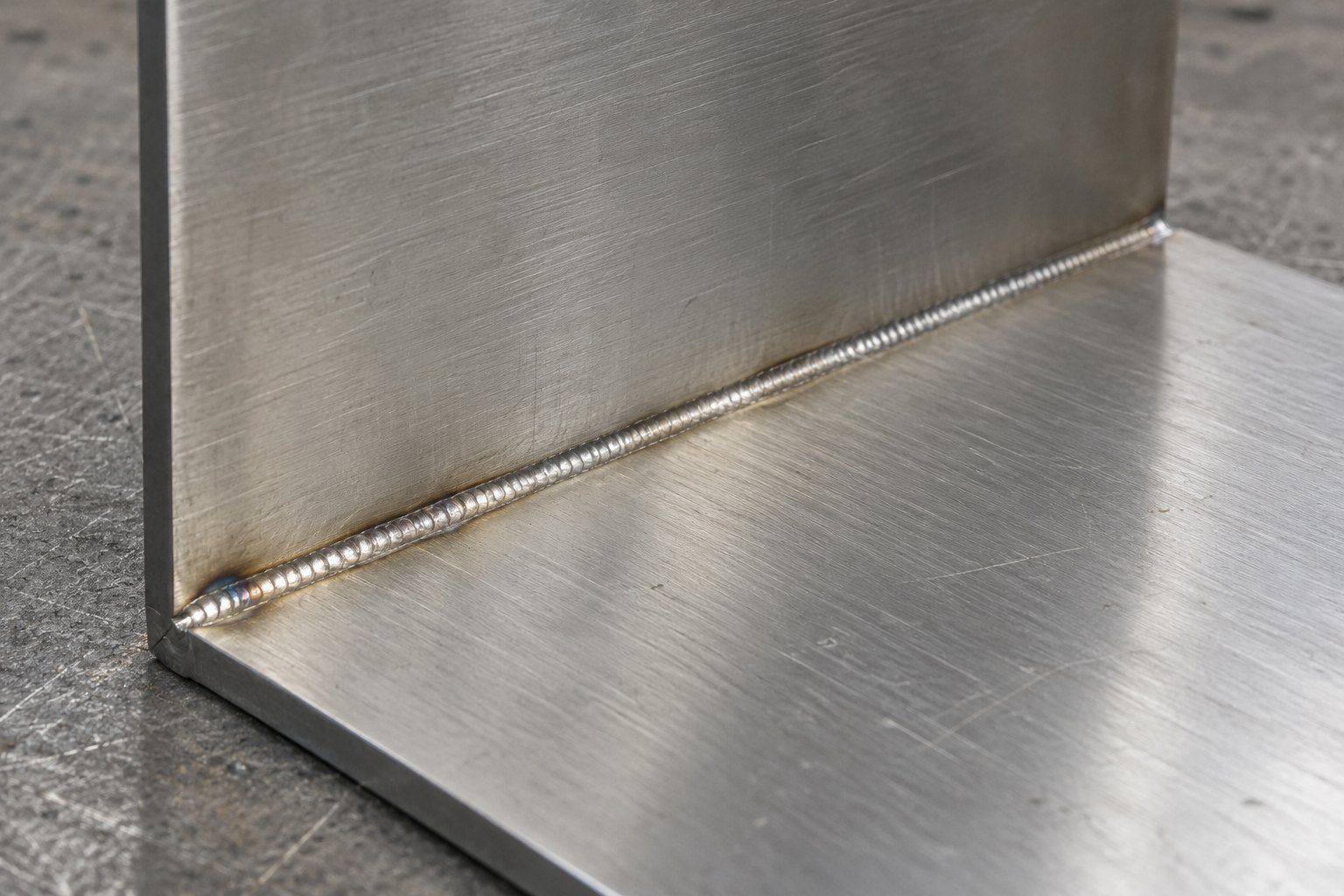 Fine, even laser fillet weld in the inside corner of a stainless steel L-joint